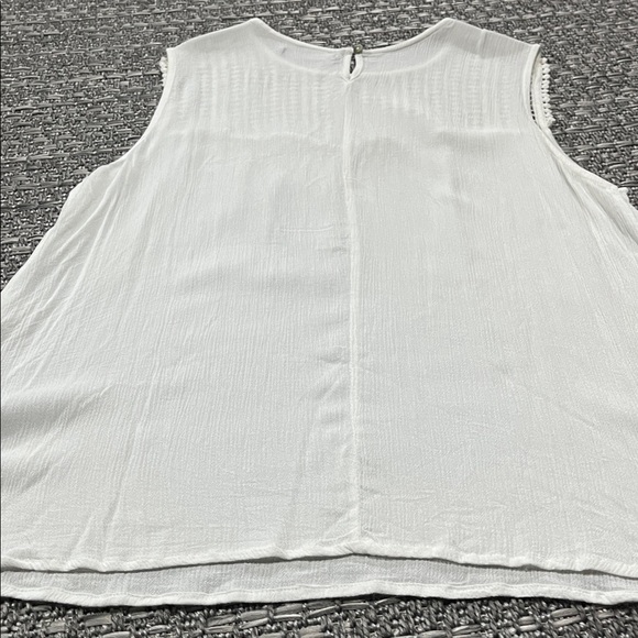 Suzy Shier | Flowy White Tank Top - Picture 7 of 9